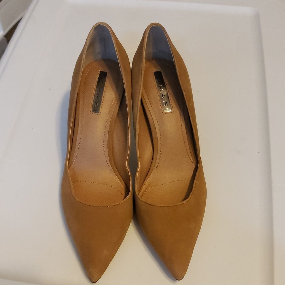 SH139 Tahari Women's Tan Pumps 6M